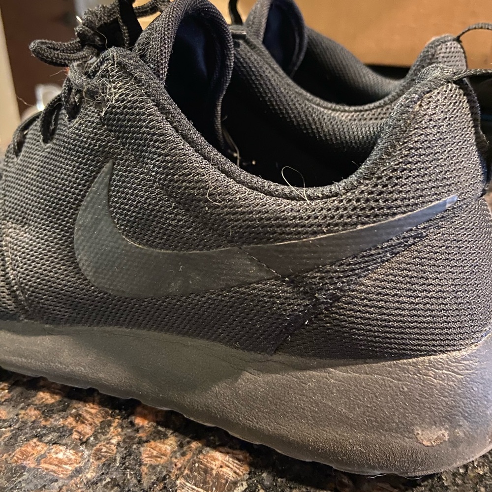 Black Nike Tanjun sneakers